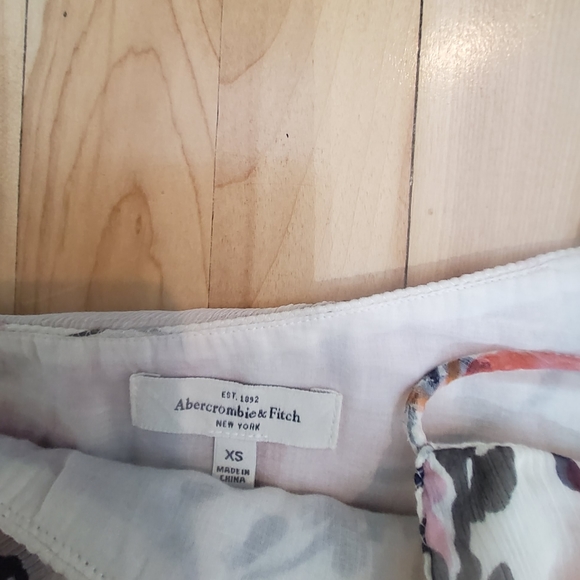 TOP   ABercRombie & Fitch - Picture 3 of 4